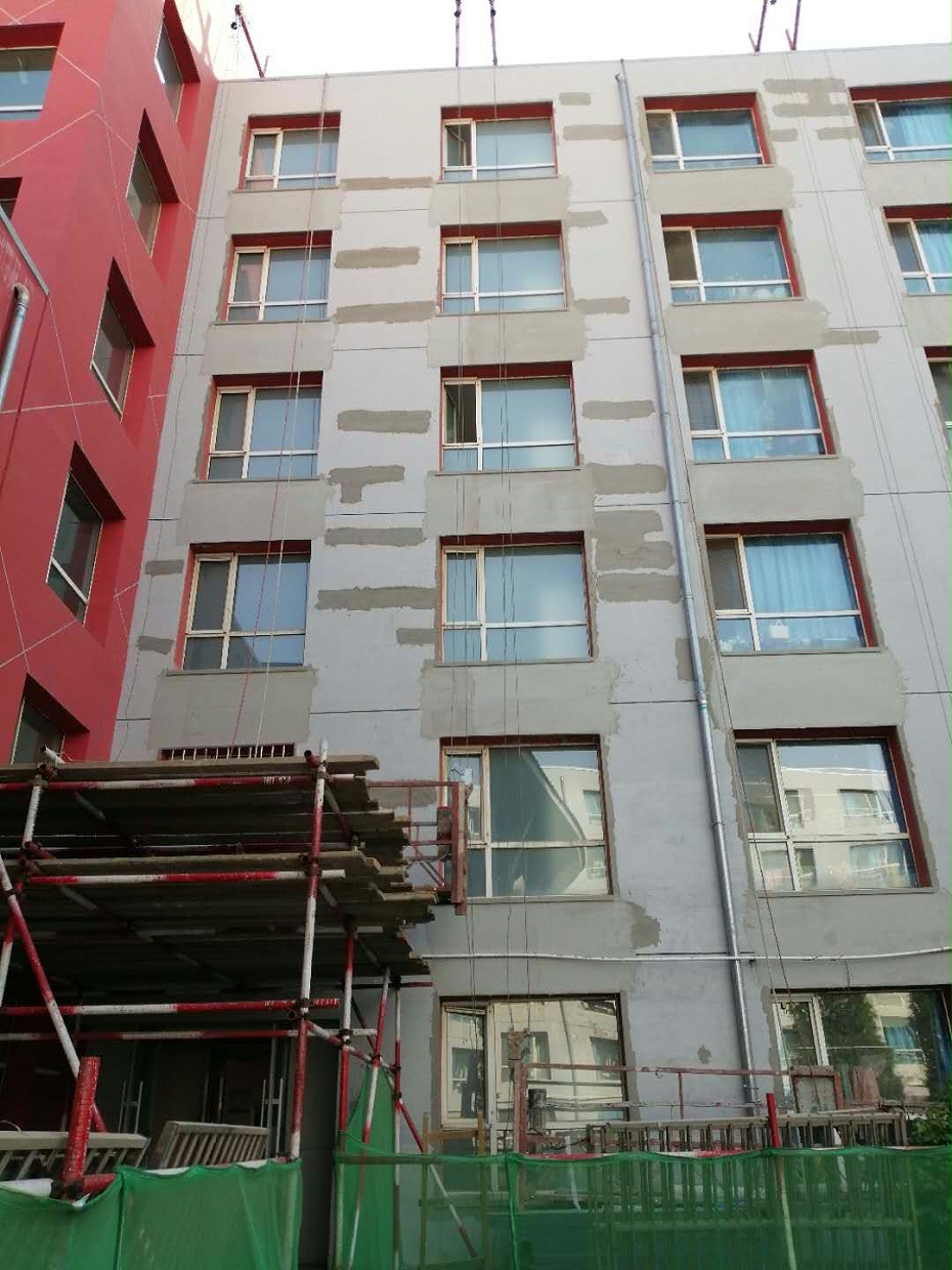 學(xué)校外墻翻新修補中